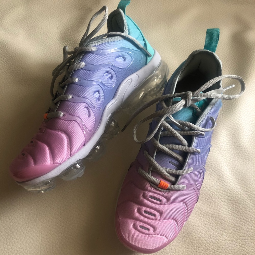 Woman’s vapormax plus BNIB - Picture 3 of 9